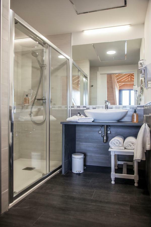 The Rock Suites & Spa Congosto Esterno foto