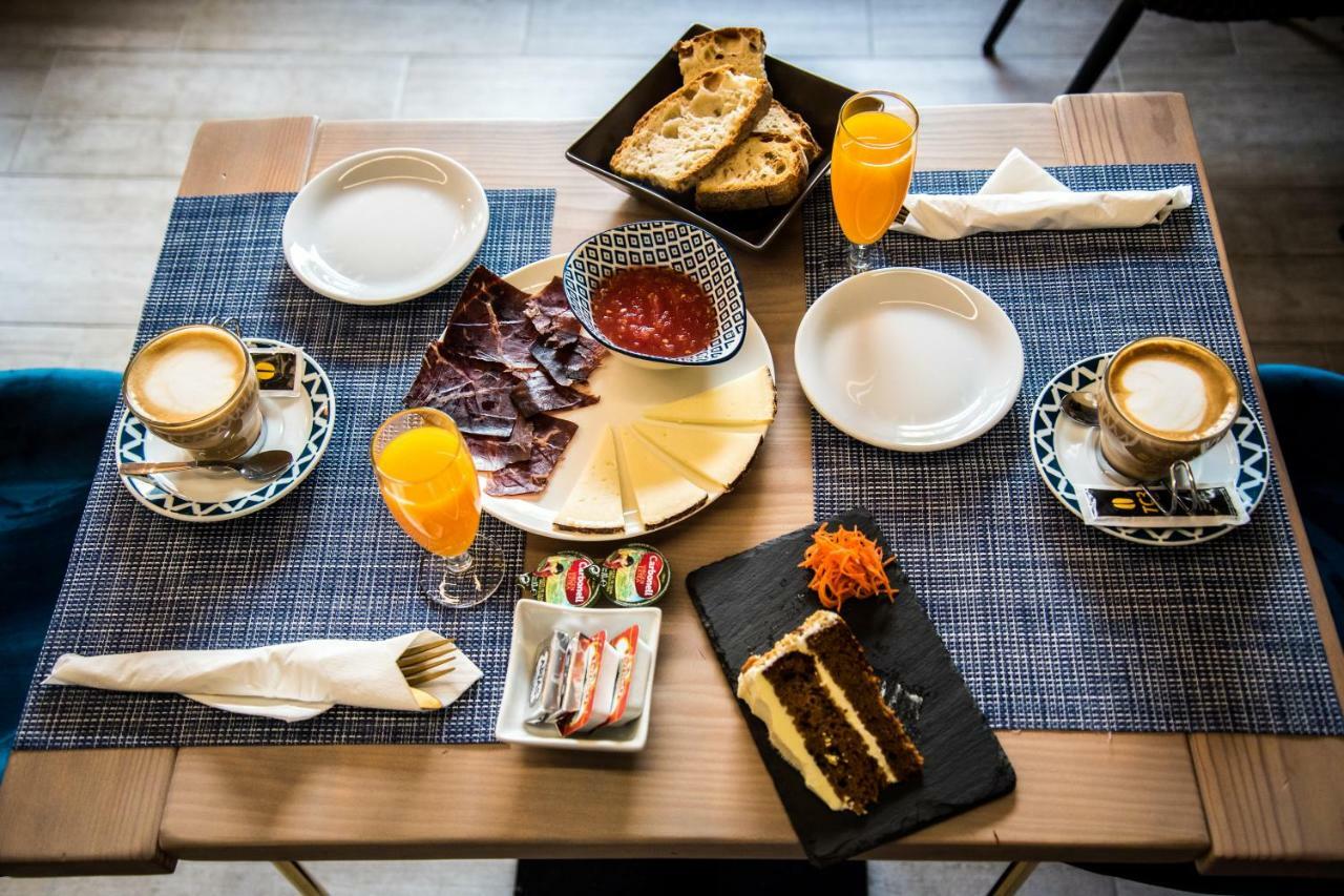The Rock Suites & Spa Congosto Esterno foto